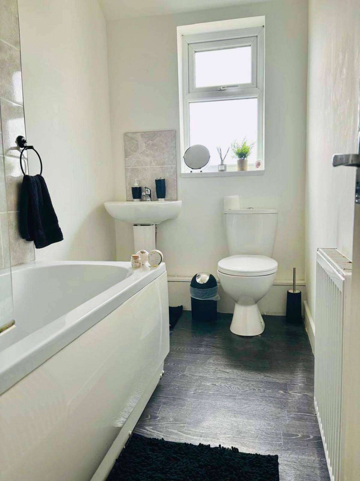 3-Bed Home From Home, Sleeps 6, Great For Contractors, Close To Gulliver'S Valley Theme Park, Free Parking, Hot Tub, Couple Retreat Sheffield Exterior foto